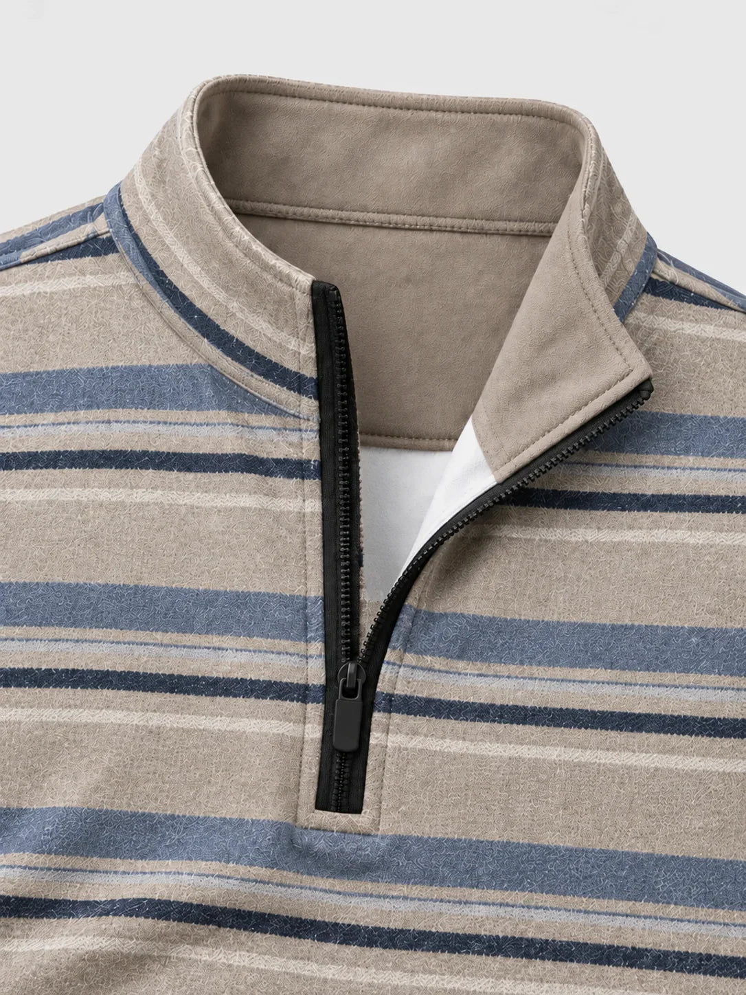 Sandfarbener Performance-Quarter-Zip-Pullover mit blauen Streifen