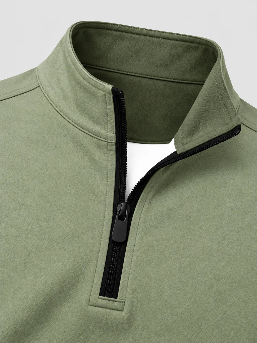 Salbeigrüner Golf-Pullover mit strukturierter Oberfläche und Viertelreißverschluss aus Funktionsmaterial