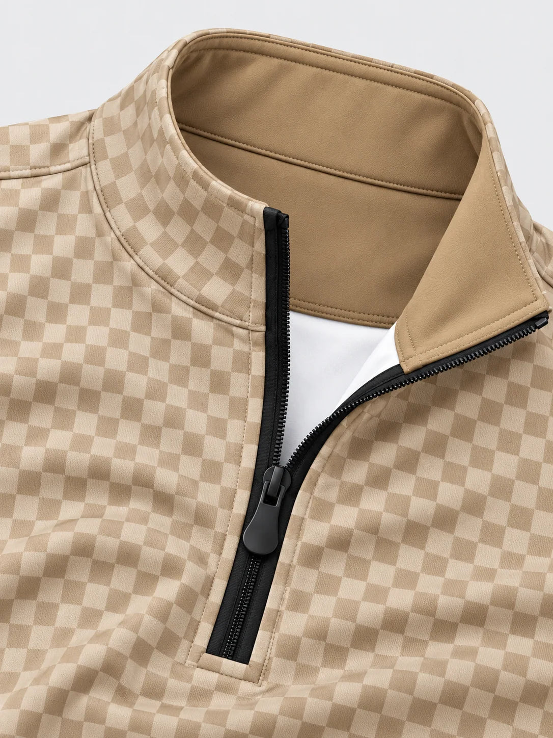 Cremebeiger Golfpullover mit Schachbrettmuster, Funktionsmaterial und Viertelreißverschluss