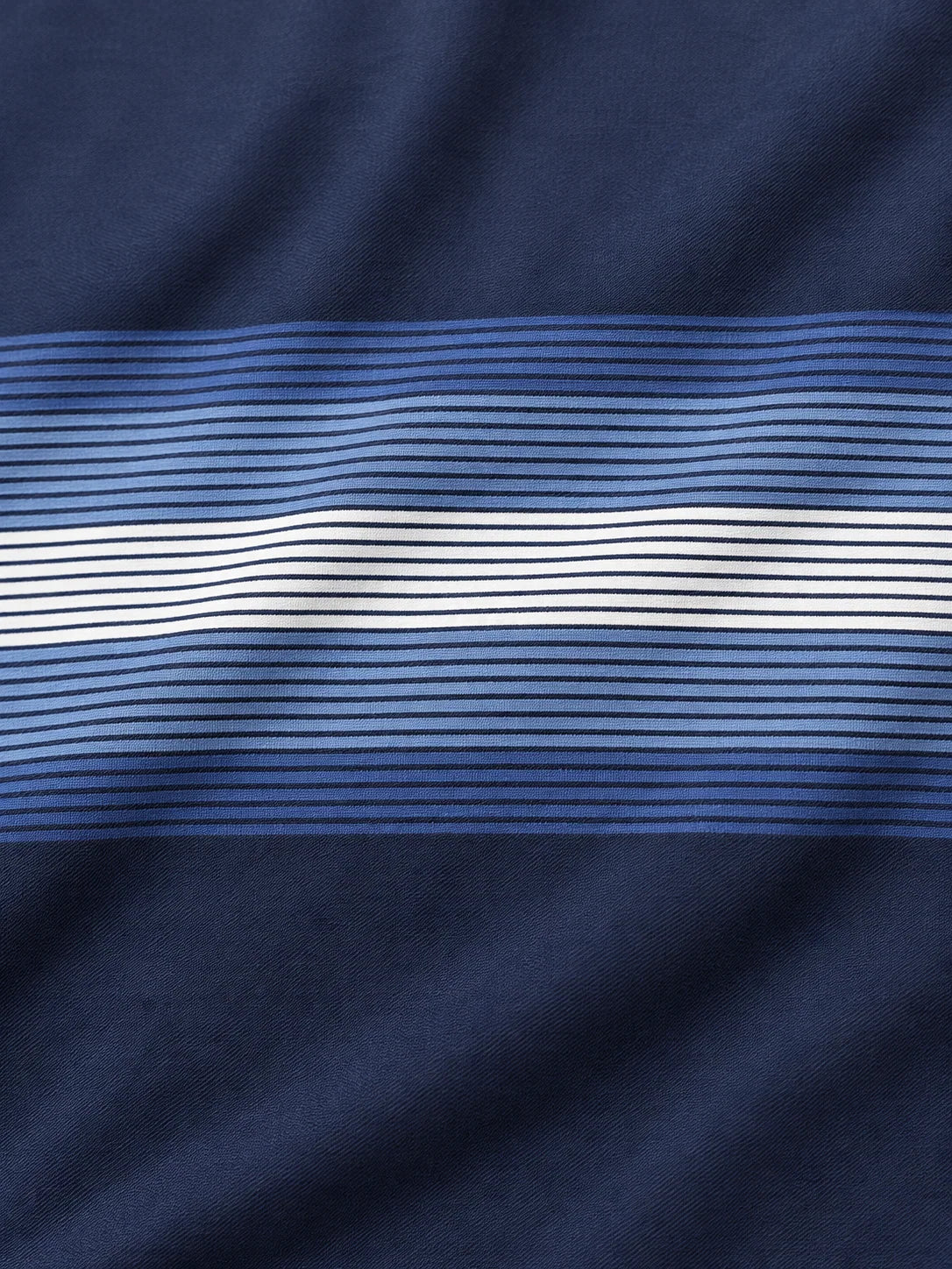 Golf-Pullover in Mitternachtsblau mit Bruststreifen und kurzem Reißverschluss