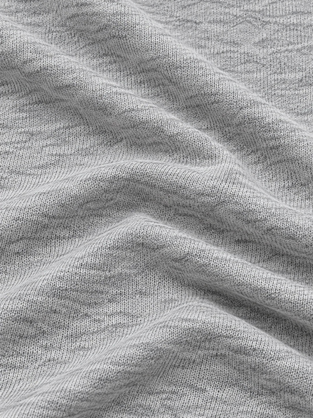 Hellgrauer Golfpullover aus Funktionsmaterial mit strukturierter Oberfläche und kurzem Reißverschluss