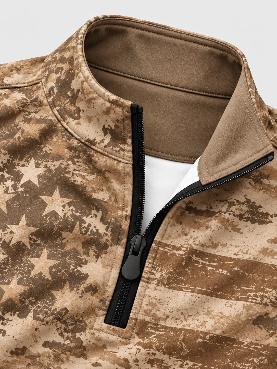 Golf-Pullover mit Viertelreißverschluss und langen Ärmeln in Khaki mit Used-Look-Print der amerikanischen Flagge