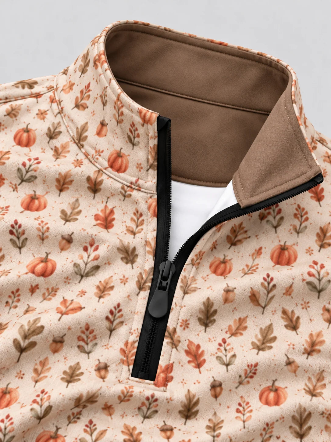 Cremefarbener Golfpullover aus Funktionsmaterial mit Kürbismuster und kurzem Reißverschluss