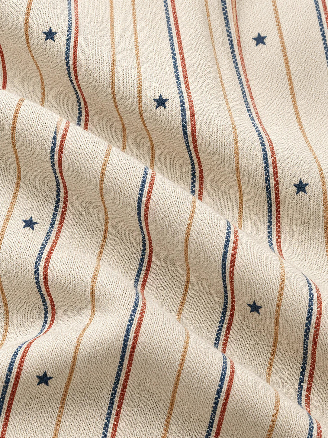 Cremefarbener Golfpullover für Herren mit Sternen- und mehrfarbigem Streifenmuster und Viertelreißverschluss