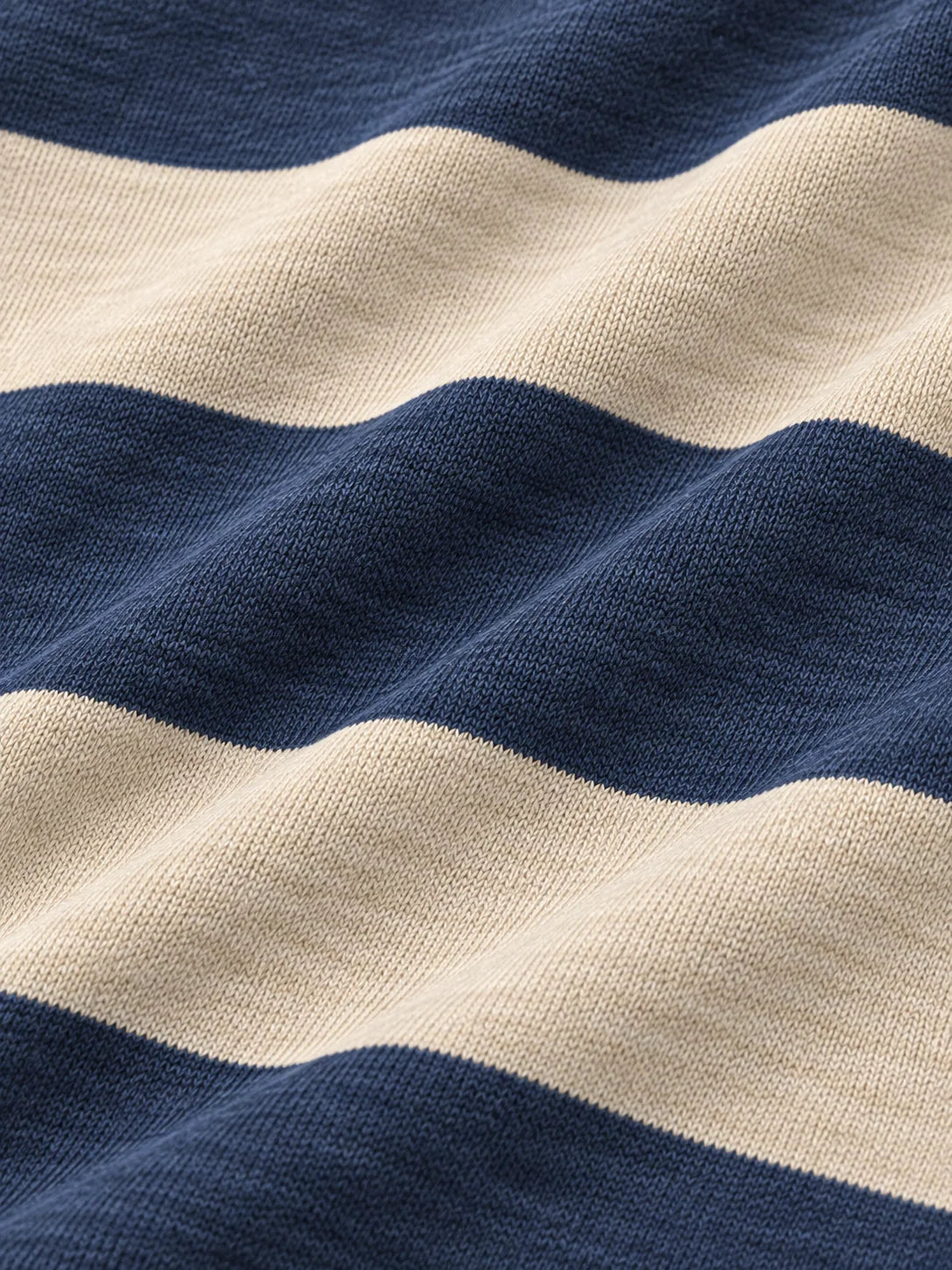Marineblauer Golf-Pullover mit elfenbeinfarbenen Rugby-Streifen und Viertelreißverschluss aus Funktionsmaterial