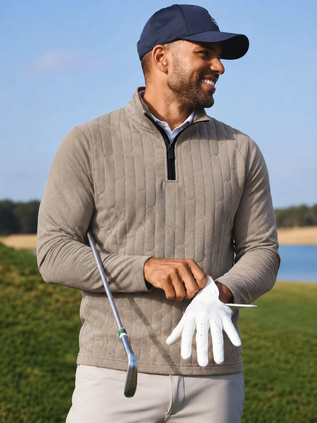Golf-Pullover aus Funktionsmaterial in Haferbeige mit vertikalem Zopfmuster und Viertelreißverschluss