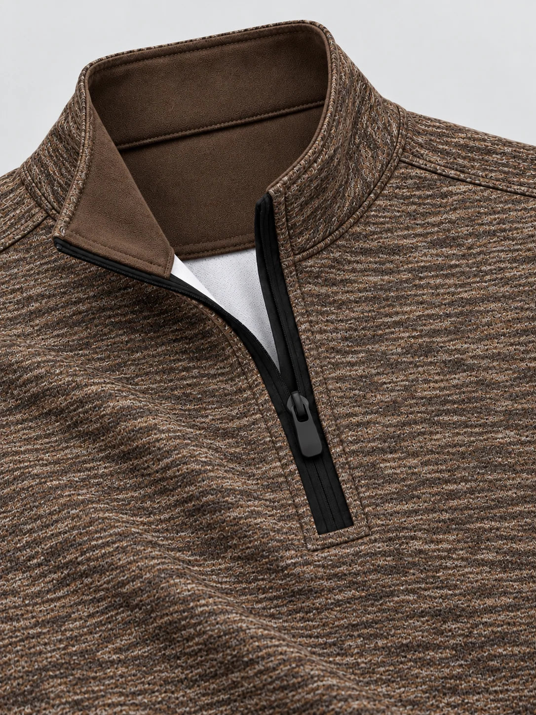 Walnussbrauner Golf-Pullover aus Slub-Funktionsstrick mit Viertelreißverschluss