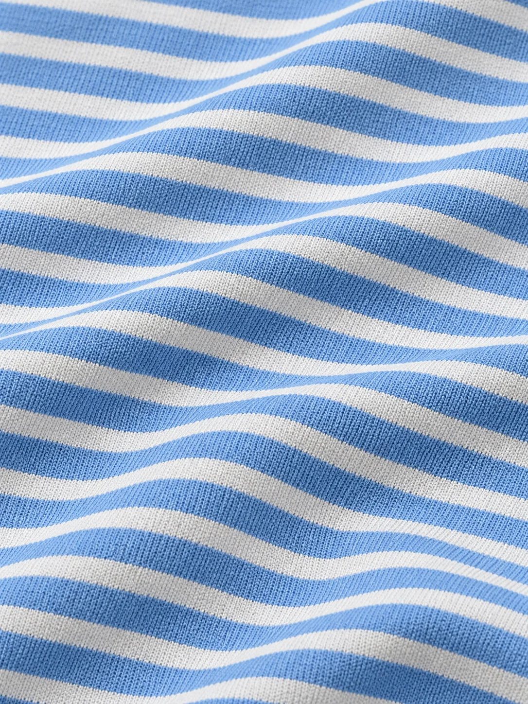 Hellblauer Golfpullover mit horizontalem Streifenmuster, Funktionsmaterial und Viertelreißverschluss
