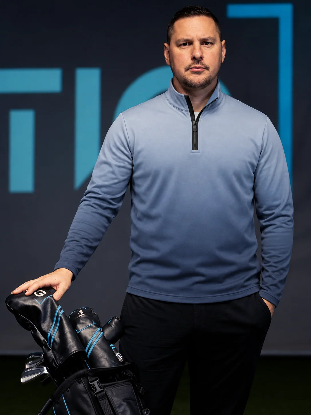 Golfpullover in Schiefergrau mit Ombre-Farbverlauf und Viertelreißverschluss